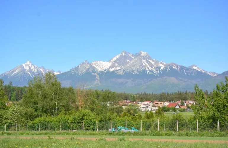 Na predaj pozemok 2591 m2 v obci Mlynčeky, s krásnymi výhľadmi na okolitú prírodu a Vysoké Tatry